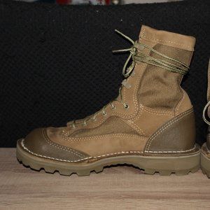 Wellco USMC RAT Desert combat boots. Size 6.5W. Brown and Tan.